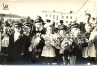 1 сентября 1958 года. Во дворе 20 школы. Фото Владимира Михайлова.