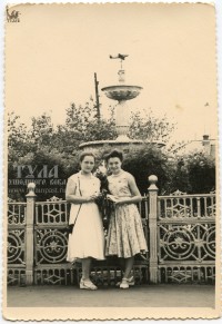1957 год. Девушки у скверика на площади Московского вокзала. Фото из архива А. Роговой