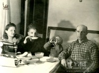 Чаепитие. Фото из архива Владимира Голубцова