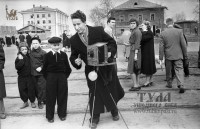 1.05.58 Фотограф на перекрестке улиц Коммунаров и Агеева. На заднем плане слева - современное здание 12 корпуса ТулГУ