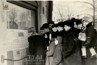 9 марта 1953 года. Туляки в день похорон Сталина около газетного стенда на ул. Менделеевской. Фото из архива ТОКМ