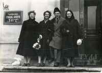 Около 1956 года. У входа в ЗАГС, который в те годы располагался в здании пр. Ленина, 49. Фото из семейного архива Владимира Голубцова