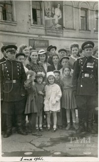 1 мая 1951 года Туляки на первомайской демонстрации. Улица Советская. На заднем плане - несуществующий ныне дом 49