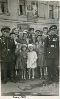 1 мая 1951 года Туляки на первомайской демонстрации. Улица Советская. На заднем плане - несуществующий ныне дом 49