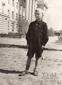 Около 1953 года Мальчик на фоне здания Механического института (ныне 2-й корпус ТулГУ). Фото из архива Бориса Барышникова.
