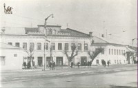 Здание детской поликлиники (не сохранилось) в месте слияния ул. Советской и ул. Коминтерна. 1960-е
