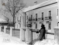 1955 год. Фото на память на фоне здания Первомайская, 32. Фото Владимира Михайлова