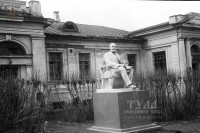 Предположительно 1955 год. Памятник ак. Павлову у больницы им. Семашко. Фото Геннадия Стейскала