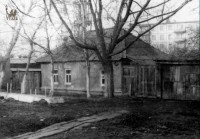 Начало 1980-х. Дом №20 в Лермонтовском переулке. На заднем плане дом по Халтурина №6