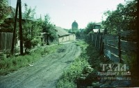 1970-е. Неасфальтированный Суровский переулок выглядел деревенской улочкой. Фото Николая Мельникова.