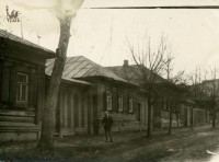 1960-е гг. Косой переулок вверх, в сторону ул. Л.Толстого и Фрунзе. На заднем плане видна 5-этажная хрущевка по ул. Фрунзе. Фото из архива Юрия Соколова.