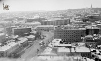 Апрель 1974 года. Фото с крыши 16-этажки (Красноармейский, 2). Над нижней крышей виден Студенческий переулок. Фото Валерия Сумарокова.