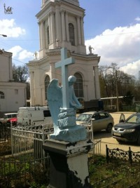 Экскурсия началась от входа на кладбище. Голубой ангел украшает надгробие основателей тульского водопровода немцев Шлессеров.