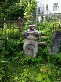 Уникальное надгробие с плакальщицей.
