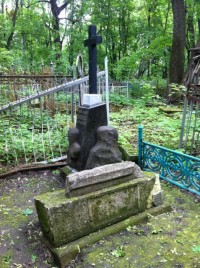 Семейный участок Белобородовых и могила изобретателя хроматической гармони Николая Ивановича Белобородова (1828-1912)