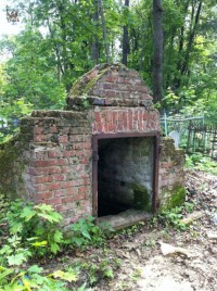 Надземный склеп, в котором в 1990-е годы проживал бомж, следивший за порядком на кладбище.
