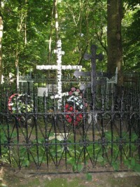 Могилы основателя парка П.П. Белоусова и его жены.