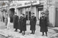 7 ноября 1968 года. Работники Зареченского отделения МВД на фоне здания Советская, 27