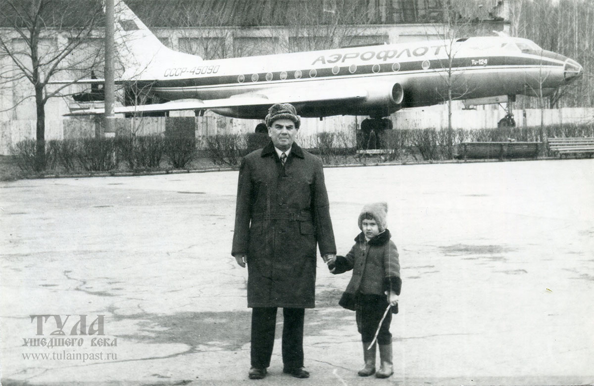 Апрель 1982 года. Фото на память на фоне самолета