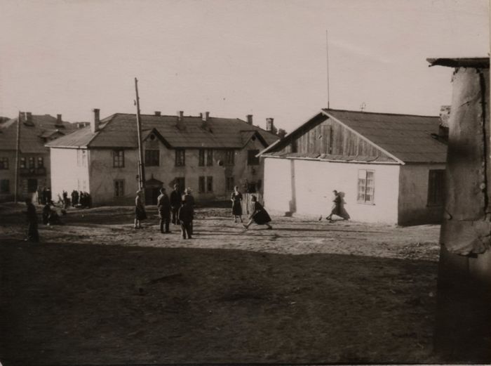 1950-е. Барак (справа) в районе кирпичного завода