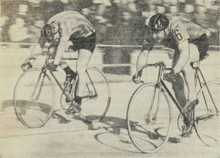 И. Ипполитов и В. Батаен во время заезда в гонке на 1 км.