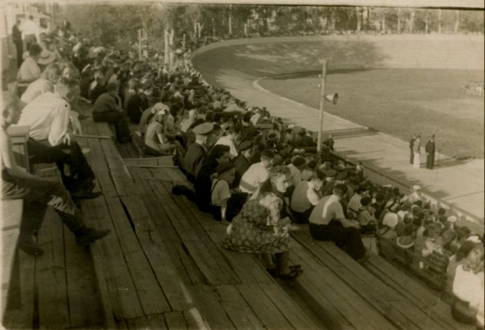 Конец 1940-х - начало 1950-х. Тульские болельщики. На заднем плане - "басовсий" вираж тульского трека.