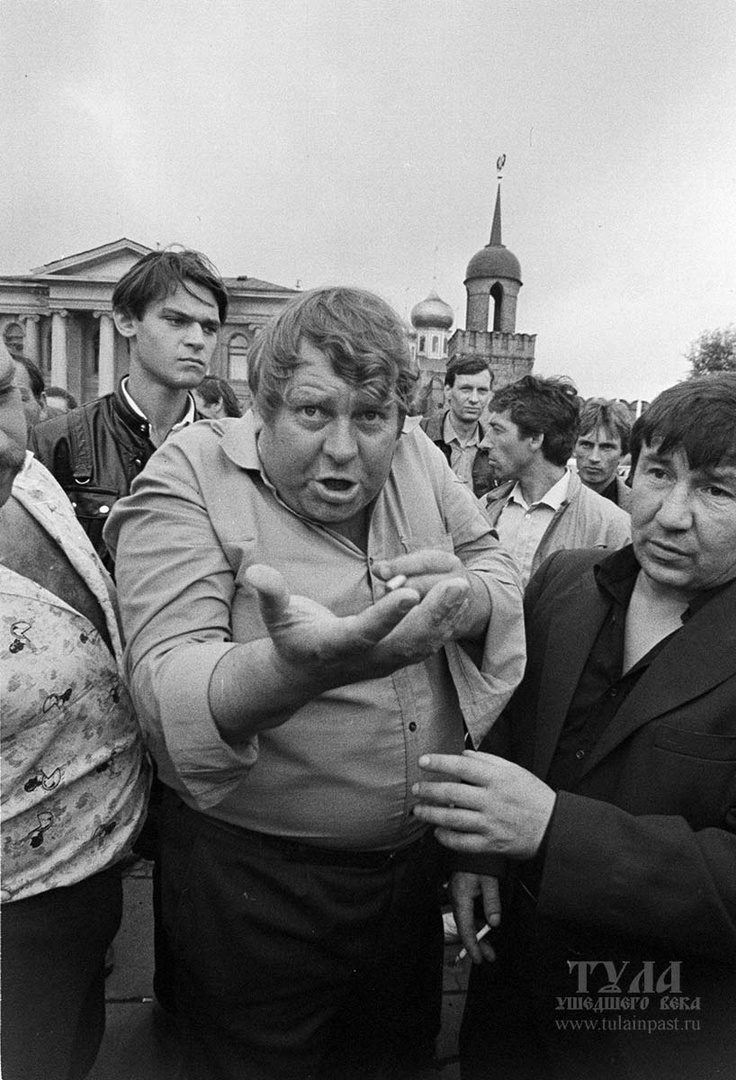 Недовольные водители на площади Ленина. Фото Андрея Лыженкова