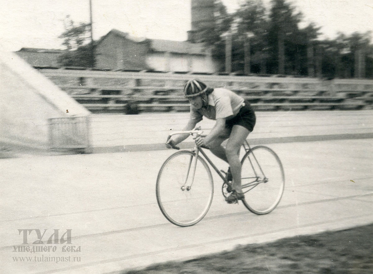 Валентина Максимова на тренировке на тульском треке. 1955 год
