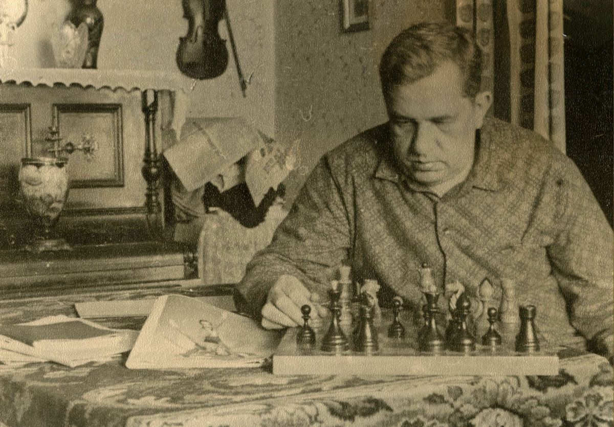 В.Н. Полюбин дома за шахматами. 1970-е годы.