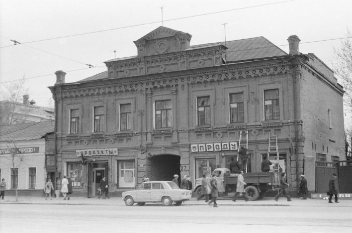 В конце 1970-х в здании находилось два продуктовых магазина