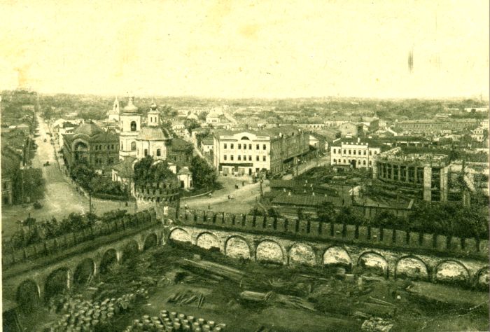 Около 1930 года. Вид на храм и строящееся здание Фабрики-кухни с колокольни Успенского Собора кремля