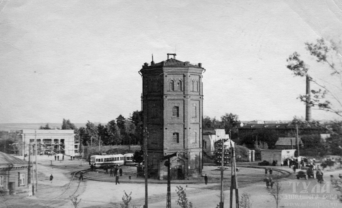 Конец 1940-х. Вид на водонапроную башню и стадион. Фото Владимира Егорова