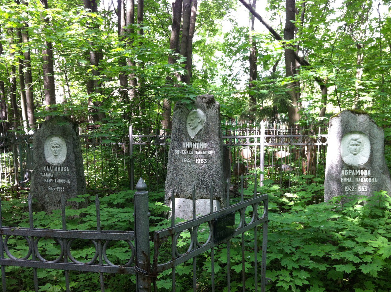 Памятники с барельефами на могиле погибших студентов на Всехсвятском кладбище