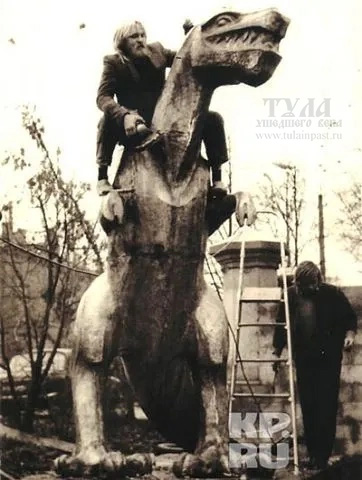 1989 год. Скульптор Юрий Уваркин доводит до совершенства фигуру "Динозавр"