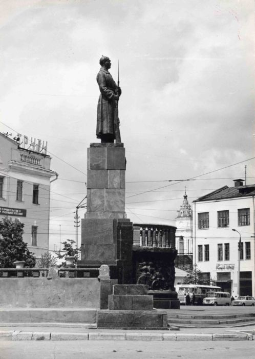 1970-е. Памятник Труду и Обороне