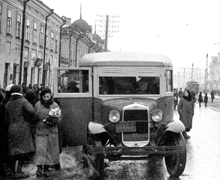 1934 год. Автобус на ул. Коммунаров