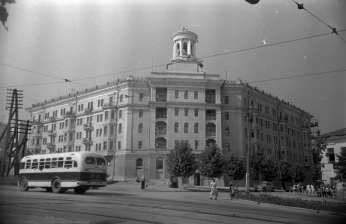 1950 год. Автобус на перекрестке ул. Коммунаров и Первомайской