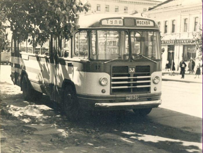 1950-е годы. Ул. Советская. Автобусы "ЗИЛ" успешно работали как на городских, так и на пригородных маршрутах.