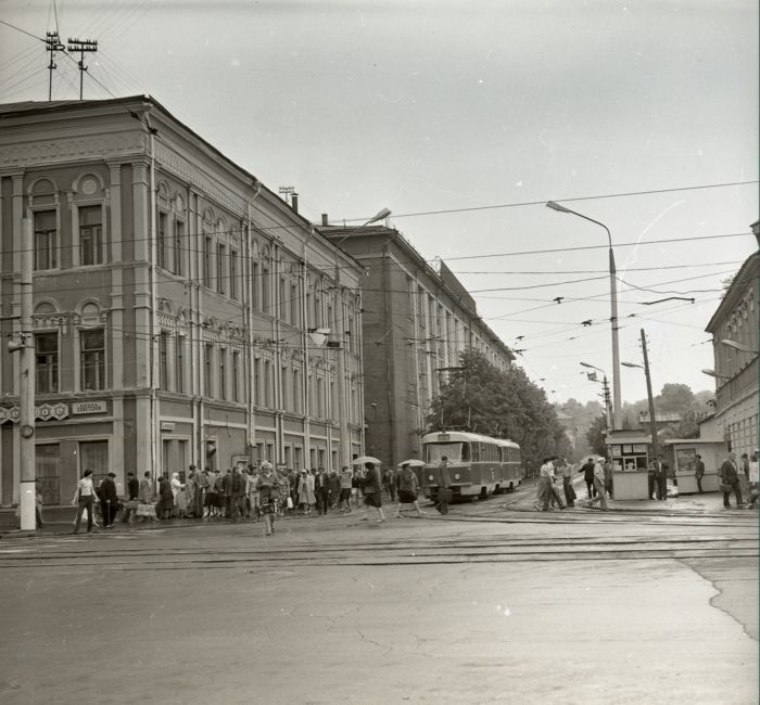1983 год. Перекресток улиц Советской и Фр. Энгельса.