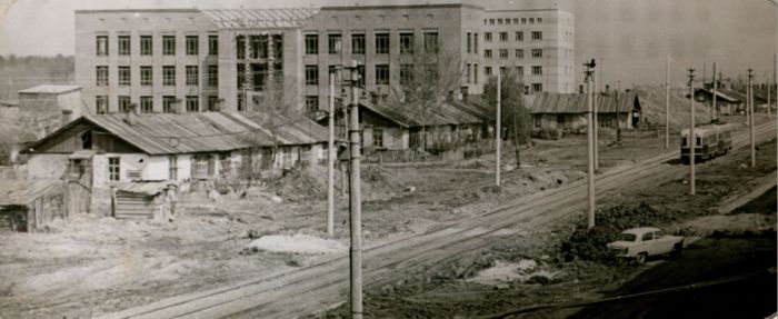 1963 год. Только что отстроенная трамвайная линия по ул. Фр. Энгельса в районе будущего входа в ЦПКиО.
