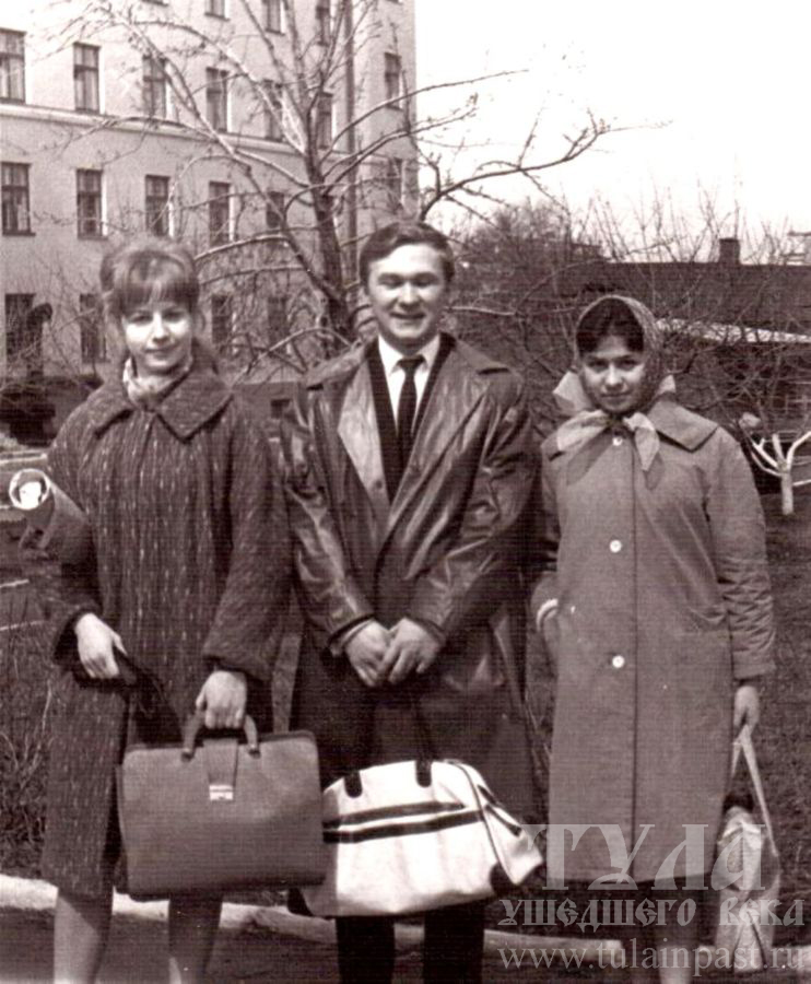 Середина 1960-х. Тульские студенты с модными сумками